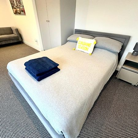Stylish Modern, Private Apartment,15 Mins To Central London هيندون المظهر الخارجي الصورة