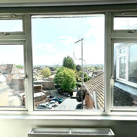 Stylish Modern, Private Apartment,15 Mins To Central London هيندون المظهر الخارجي الصورة