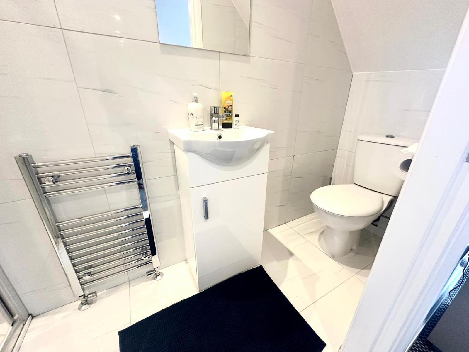 Stylish Modern, Private Apartment,15 Mins To Central London هيندون المظهر الخارجي الصورة