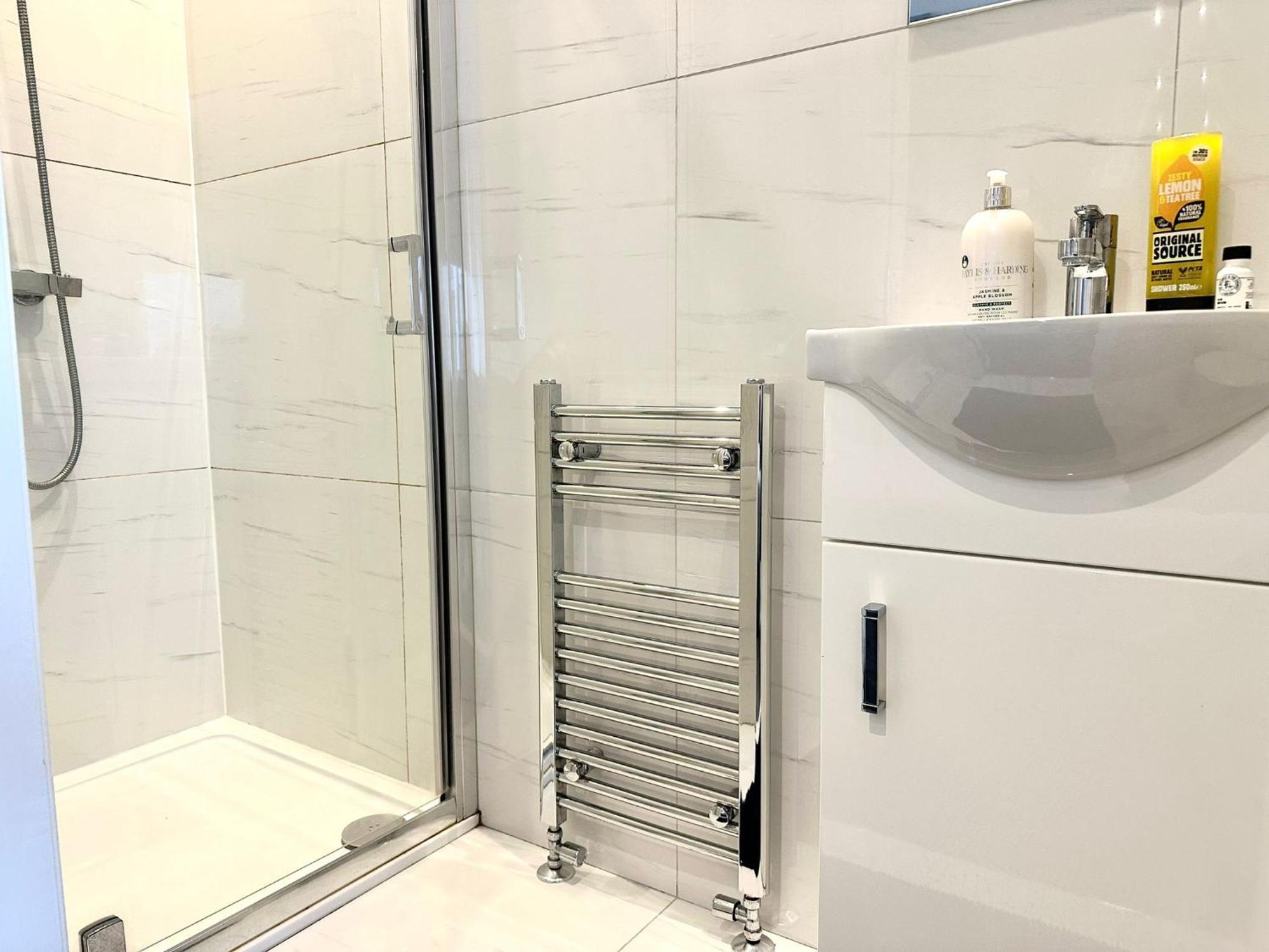 Stylish Modern, Private Apartment,15 Mins To Central London هيندون المظهر الخارجي الصورة