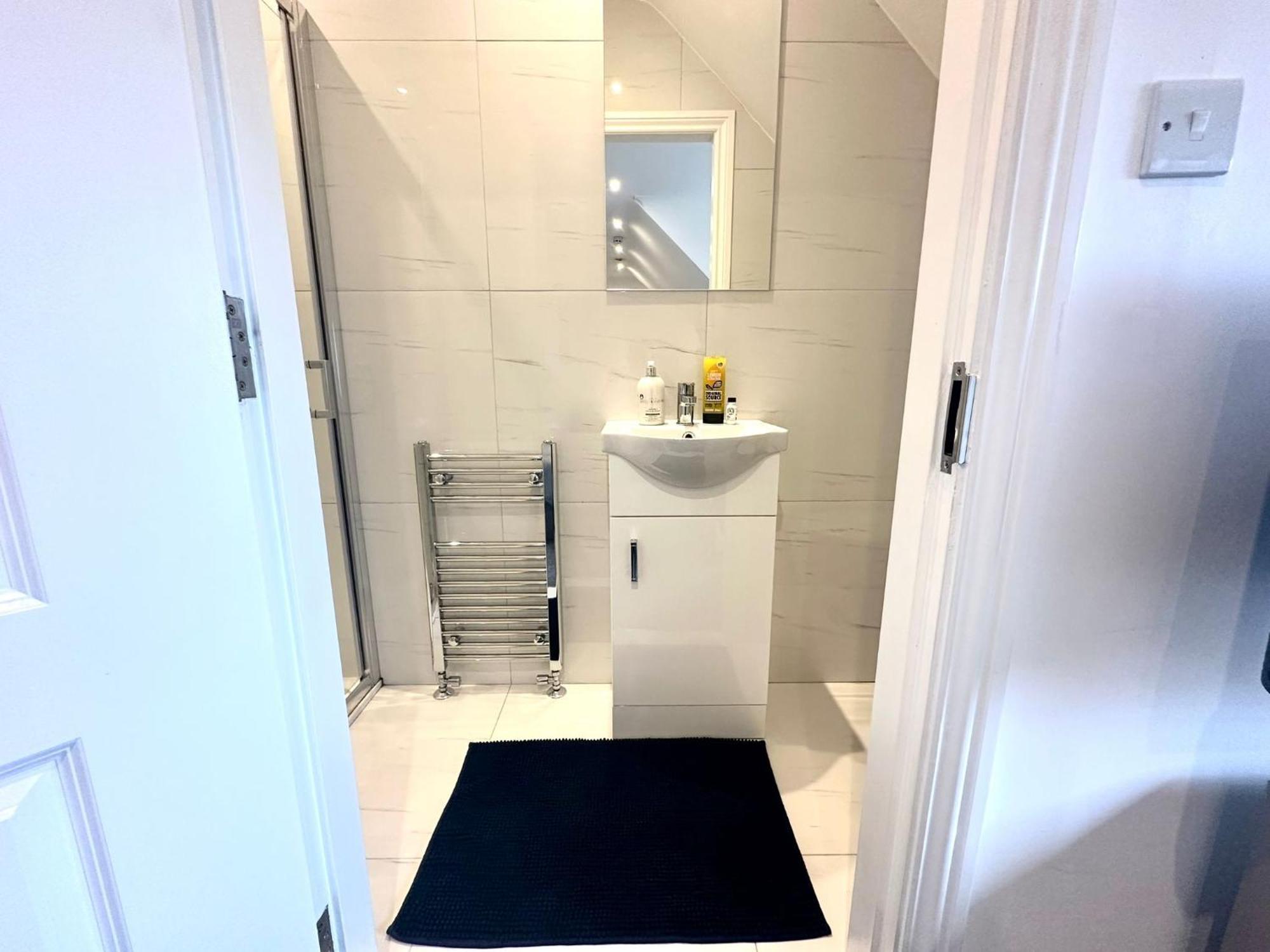 Stylish Modern, Private Apartment,15 Mins To Central London هيندون المظهر الخارجي الصورة