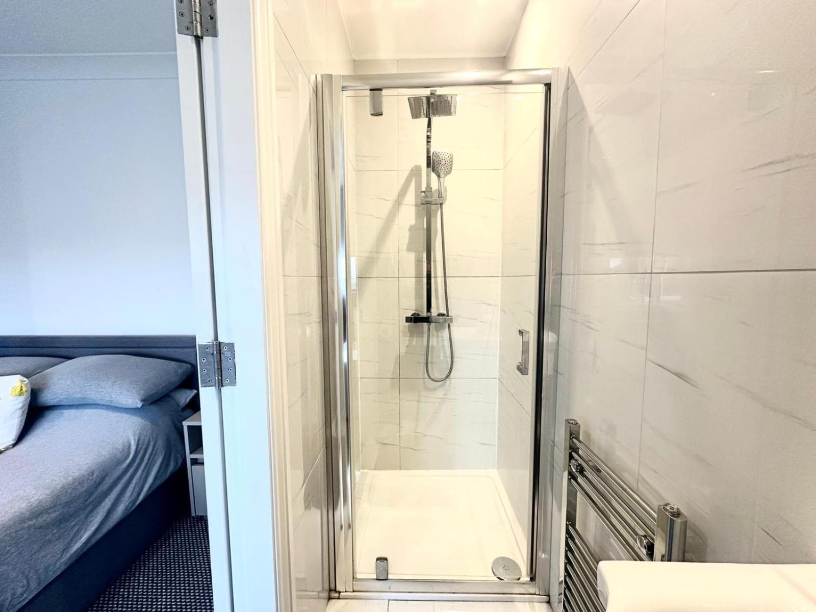 Stylish Modern, Private Apartment,15 Mins To Central London هيندون المظهر الخارجي الصورة