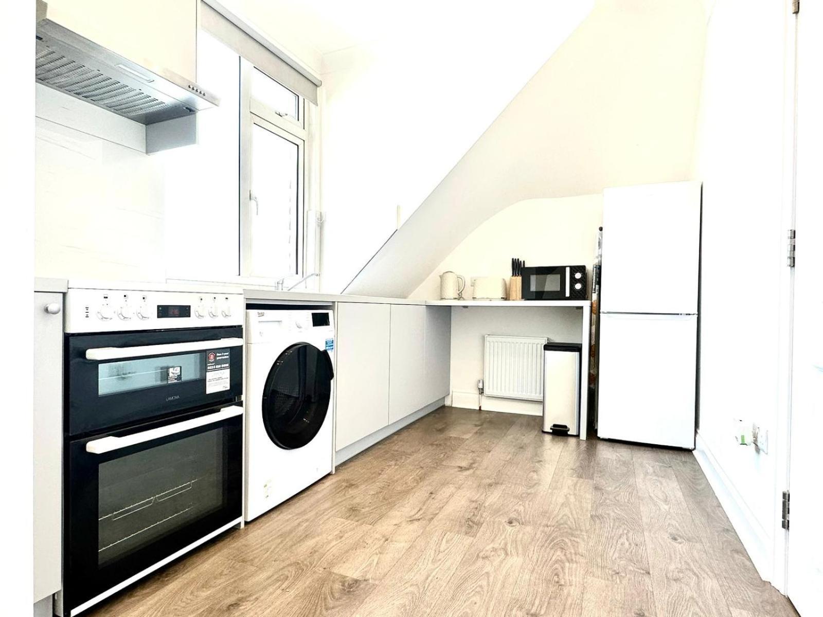 Stylish Modern, Private Apartment,15 Mins To Central London هيندون المظهر الخارجي الصورة