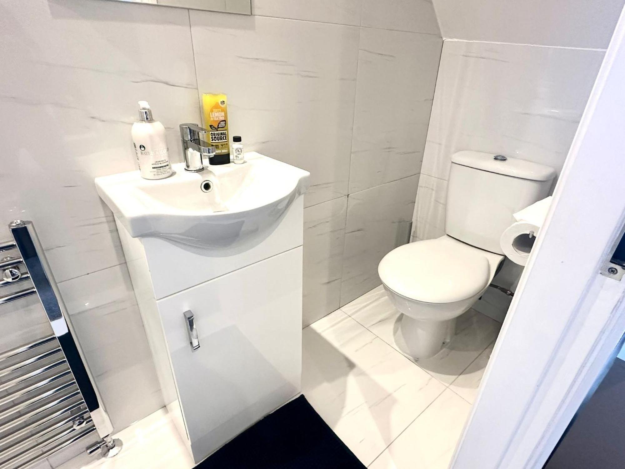 Stylish Modern, Private Apartment,15 Mins To Central London هيندون المظهر الخارجي الصورة